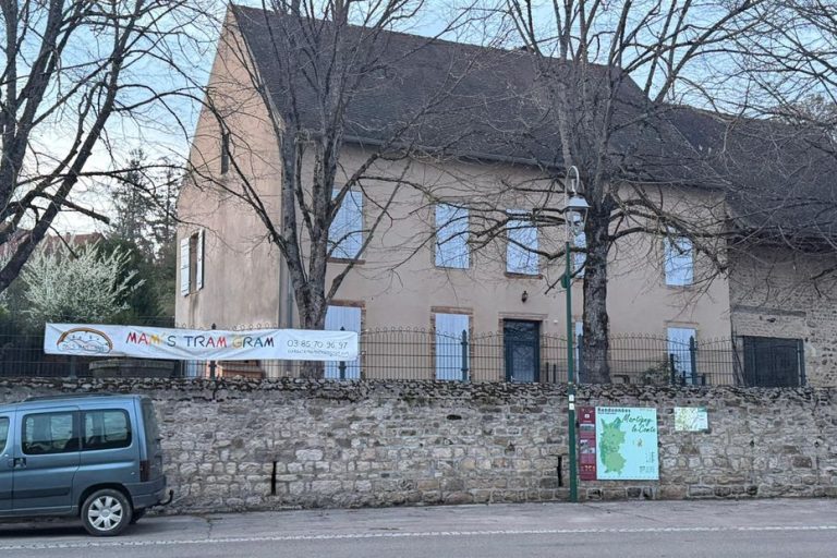 Des nounous en Bourgogne accusées de maltraitance, les parents défendent leur innocence.