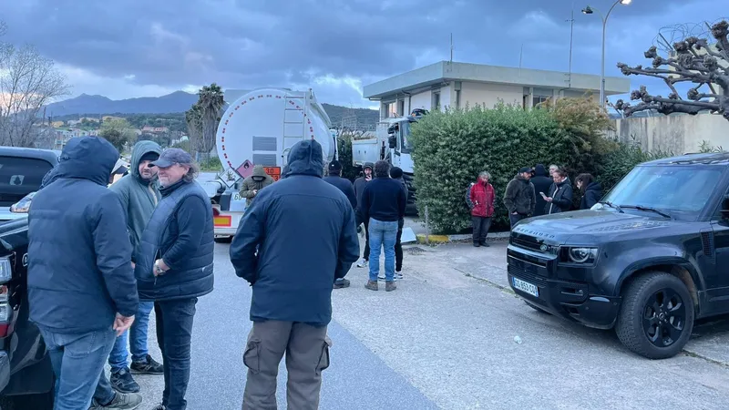 Une trentaine de personnes sont rassemblées au dépôt du Vazzio