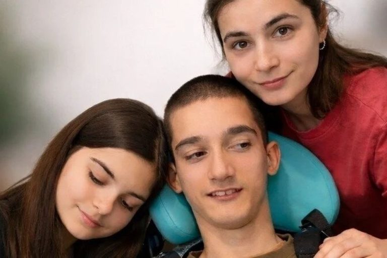 Mobilisation des enseignants et parents pour une lycéenne menacée d'expulsion du territoire