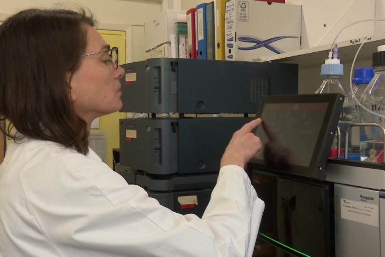 Dangers toxiques, fraudes aux étiquetages... comment ce laboratoire des douanes traque les contaminations et les produits toxiques