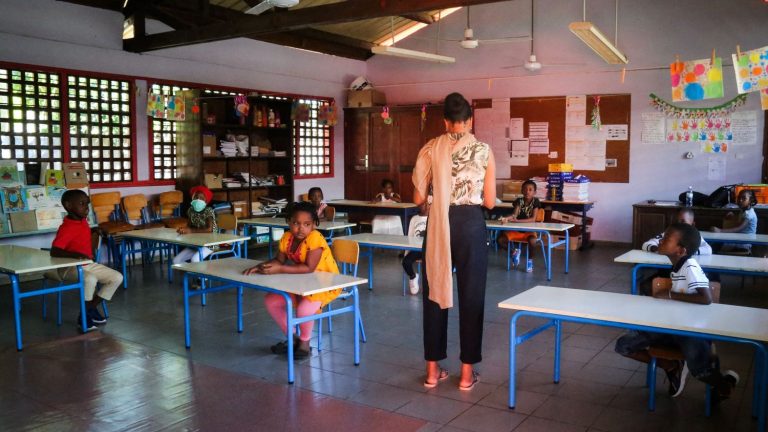 Mayotte : 15 000 enfants non scolarisés, Benoît Hamon dénonce l&rsquo;absence de l&rsquo;État