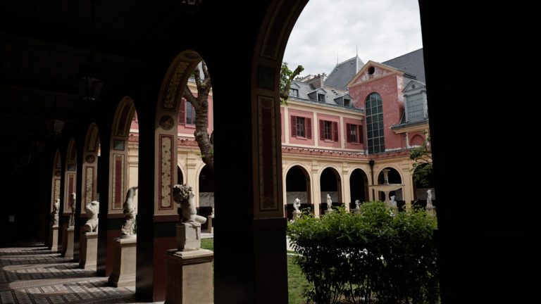 Des étudiants exilés aux Beaux-Arts de Paris renouent avec l&rsquo;art pour se reconstruire.