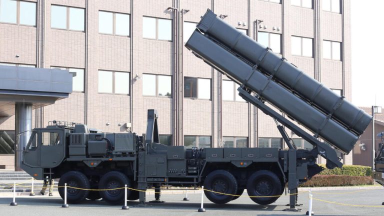 Tokyo armé jusqu'aux dents : des missiles sur Kyushu, pendant que les dirigeants locaux s'égarent !