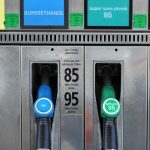 À l'ombre des discours extrêmes, les automobilistes espèrent un miracle: baisse des prix ou illusion?