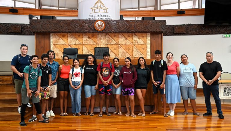 Des collégiens de Rangiroa face à l&rsquo;Assemblée : une visite qui révèle l&rsquo;absurde de notre système !