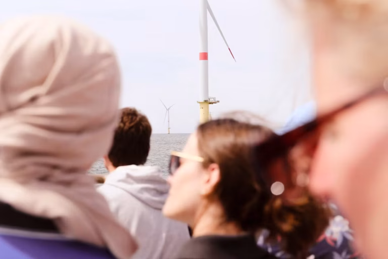 Naviguer au milieu des éoliennes : une expérience immersive à Saint-Nazaire