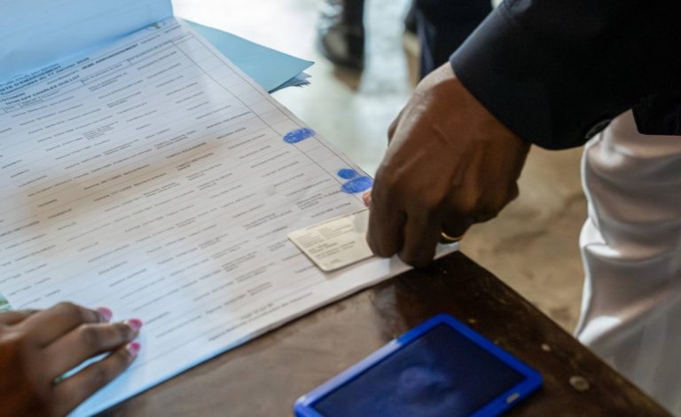 Élections au Bénin : Entre technocrates et promesses creuses, le choix est… bleu ou vert ?