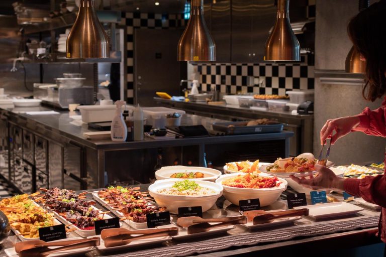 Brunchs de luxe : un festin pour l&rsquo;élite, tandis que le reste du monde lutte