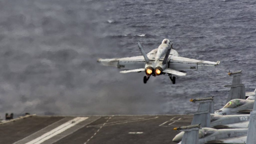 L'armée américaine a mené une opération périlleuse pour sauver un aviateur caché dans les montagnes iraniennes, échappant de justesse aux recherches des forces locales.