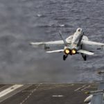 L'armée américaine a mené une opération périlleuse pour sauver un aviateur caché dans les montagnes iraniennes, échappant de justesse aux recherches des forces locales.