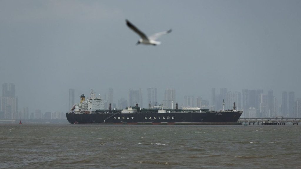 Le navire « Jag Vasant » dans un port de Mumbai, le 1er avril. Les tensions au détroit d'Ormuz perturbent les approvisionnements.