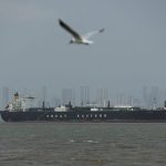 Le navire « Jag Vasant » dans un port de Mumbai, le 1er avril. Les tensions au détroit d'Ormuz perturbent les approvisionnements.