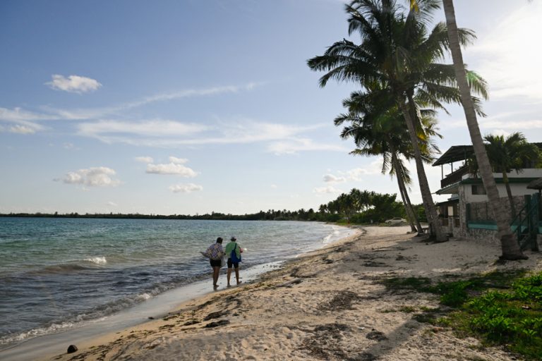Restrictions énergétiques : le tourisme à Cuba chute de près de 50 % en 2023.