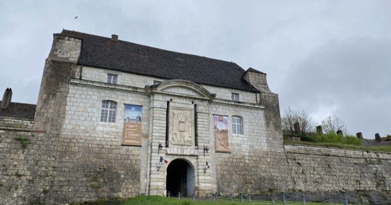 Comment Besançon rend hommage aux Tsiganes déportés : un acte de mémoire essentiel