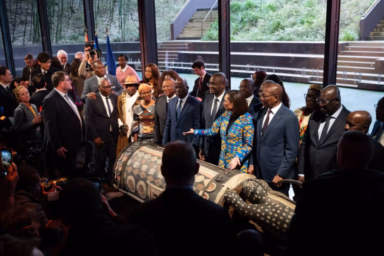 Restitution des objets pillés : les élus RN entre promesses et absurdités locales, un vrai cirque !