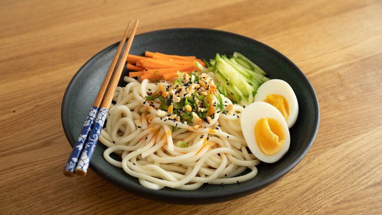 Nouilles froides à la sauce cacahuète : un délice ou une trahison culinaire insupportable ?