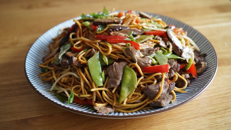 Les Nouilles Sautées au Bœuf : Un Plat Éternel de la Cuisine Chinoise