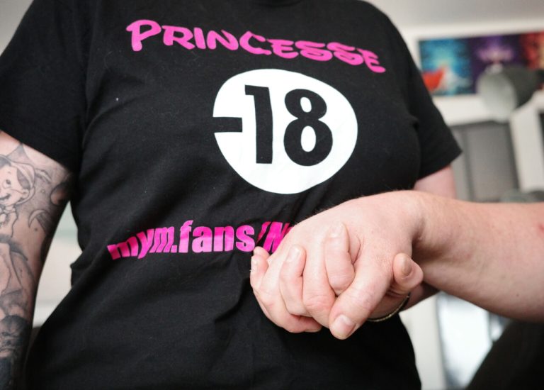 « 300 000 € : un couple de l’Eure fait fortune sur des plateformes pour adultes, pendant que nos élus conservateurs s’acharnent sur la morale ! »