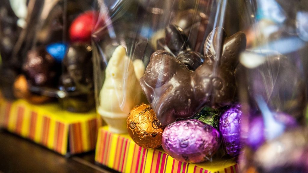 Quand les œufs en chocolat cachent les racines chrétiennes : les absurdités des villes RN sous l'œil des conservateurs