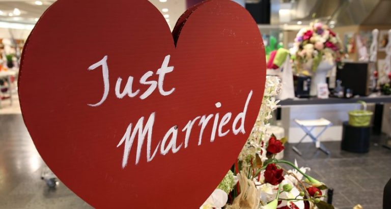 À 25 ans, il crée une appli de mariage : quand les jeunes défient les vieux conservateurs des villes RN !