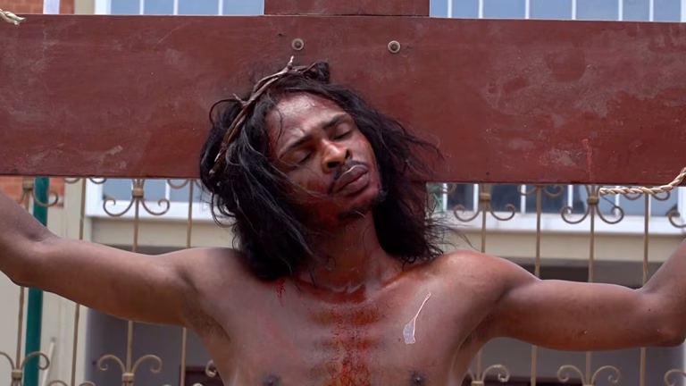 À Lagos, des fidèles rejouent la Passion du Christ : un spectacle choquant face à l'absurdité des dirigeants conservateurs !
