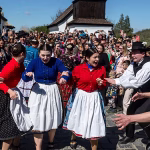 Pâques à Hollókő : quand les femmes sont arrosées comme des objets, l'absurde conservateur en action !