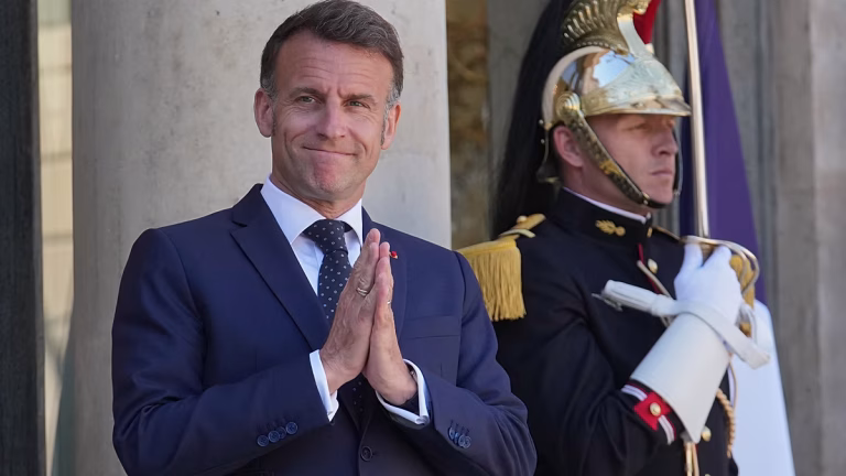Macron et Léon XIV : Quand les dirigeants conservateurs se rencontrent au Vatican, absurdités locales en prime !