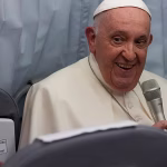 Des pèlerins rendent hommage au pape François : un an après sa mort, les dirigeants RN en quête de crédibilité !