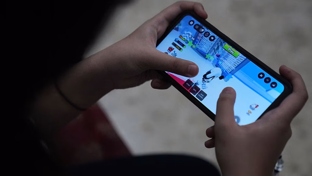 Grèce : des dirigeants conservateurs interdisent les réseaux sociaux aux enfants, absurdité locale ou contrôle total ?