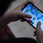 Grèce : des dirigeants conservateurs interdisent les réseaux sociaux aux enfants, absurdité locale ou contrôle total ?