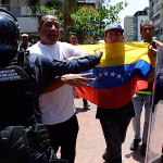 Venezuela : Quand la police réprime ceux qui osent demander des salaires décents, les dirigeants conservateurs applaudissent !