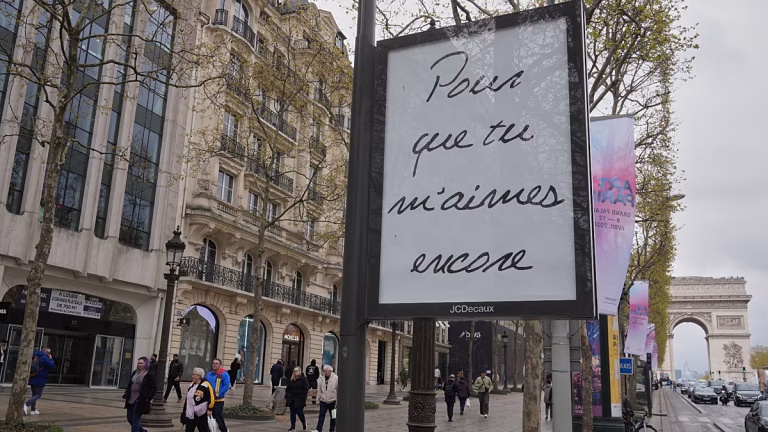 Lorsque Céline Dion dynamite le tourisme parisien : un élan économique ou une mascarade ?