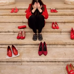 Roumanie : Des chaussures rouges révèlent l'absurde silence des dirigeants face aux féminicides !