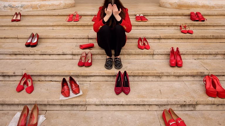Roumanie : Des chaussures rouges révèlent l'absurde silence des dirigeants face aux féminicides !