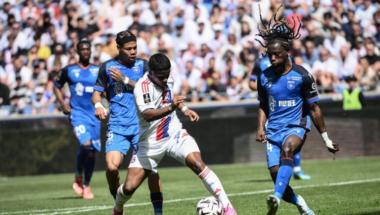 OL-AJA (3-2) : l&rsquo;OL se rapproche des barrages de Ligue 1 après une victoire décisive.