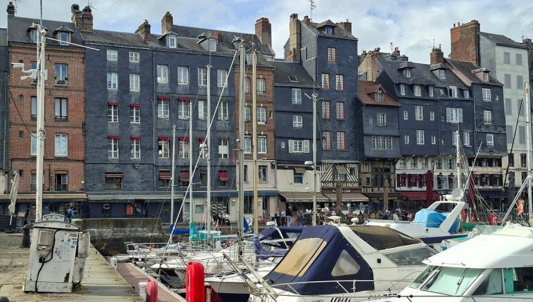 Honfleur face au risque d&rsquo;effondrement : la mairie renforce la sécurité des bâtiments historiques