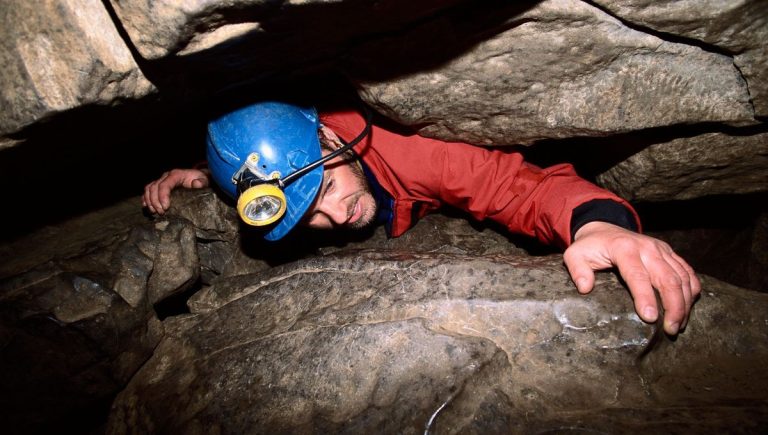 Plongée dans l&rsquo;Absurde : La Spéléologie comme Réflexion de Nos Peurs
