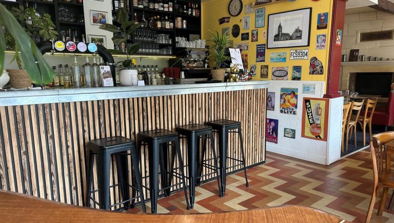 Geoffrey, patron du bistrot « Jeanne d&rsquo;Arc » à Huismes, favorise la convivialité locale.