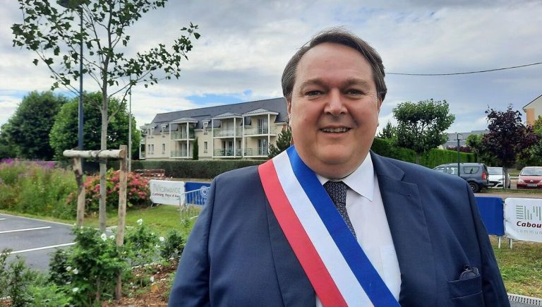 Le maire de Cabourg présente le projet de réaménagement du casino du front de mer.
