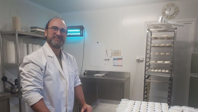La chèvrerie du Poney Fringant à Azerables produit du fromage au lait cru de chèvre.