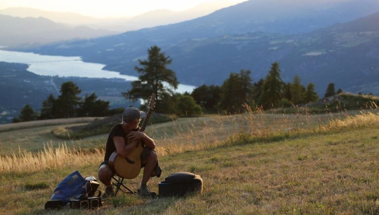 Caillou, le troubadour à vélo : un pied-de-nez à la culture « non essentielle »