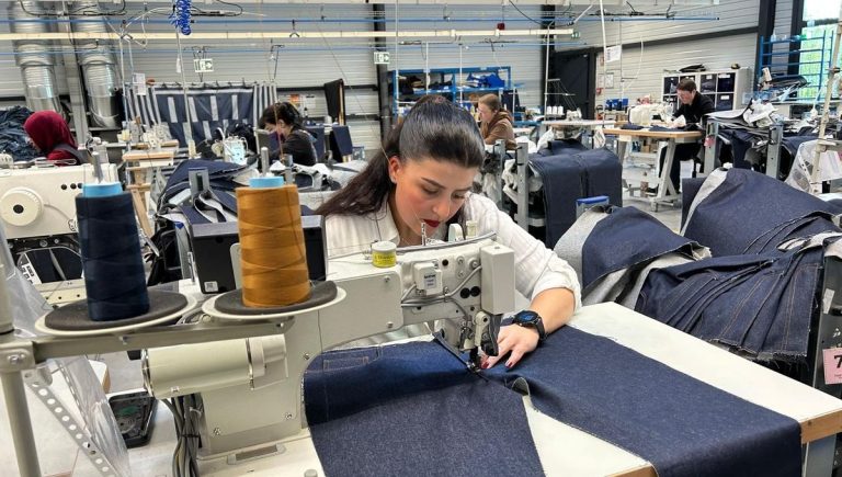 L&rsquo;Usine de l&rsquo;Incongruité : Fashion Cube Denim Center, Entre Innovation et Illusion