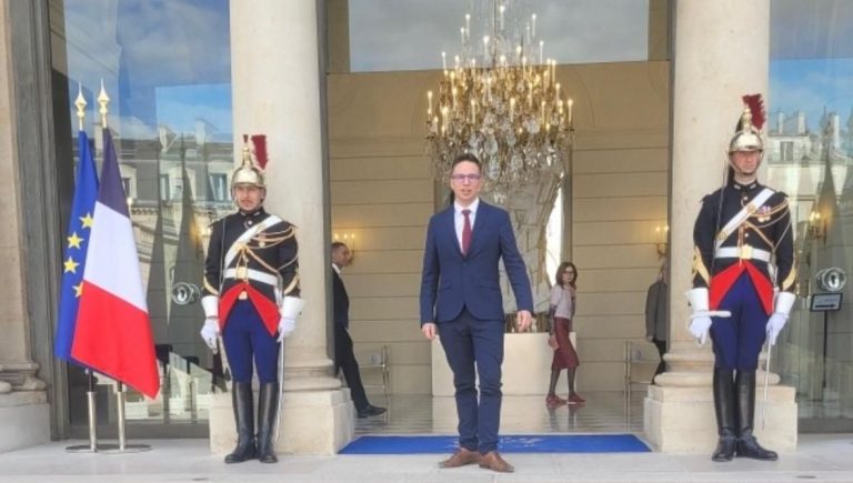 Quand les maires se rendent à l&rsquo;Élysée : une invitation à la façade