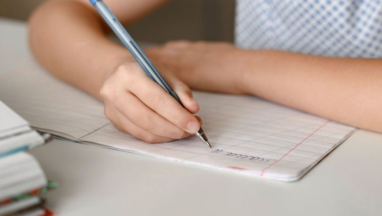 Expulsés pour un stylo bille : quand l'absurde des maires RN défie la liberté d'écrire !