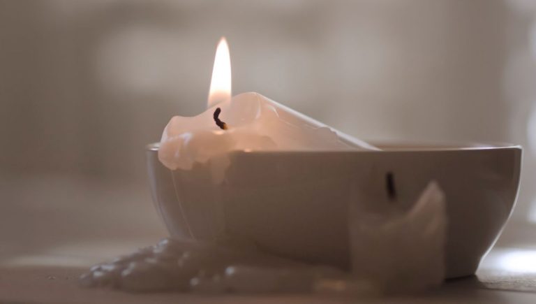 Bougies et Cire : Quand la Romance Se Transforme en Désastre