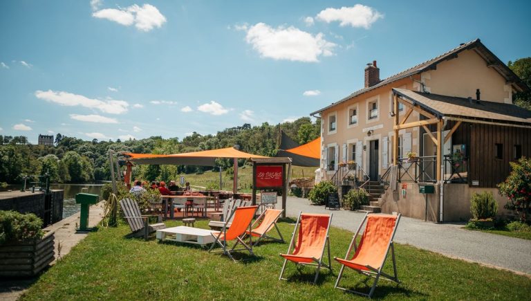 Quand la balade devient une mascarade : la guinguette de l&rsquo;oubli