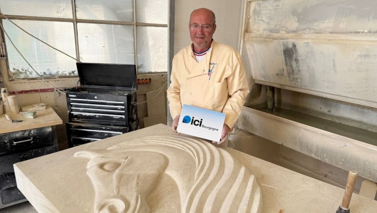 Didier Cailloux, tailleur de pierre à Châtillon-sur-Seine, préserve un savoir-faire artisanal.