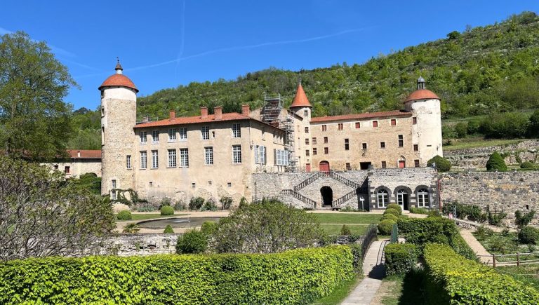 À la Découverte du Château de la Batisse : Un Voyage dans le Temps