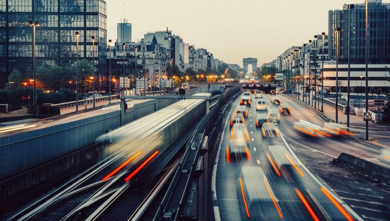 Mobilités en Île-de-France : hausse des prix du carburant et solutions alternatives en débat