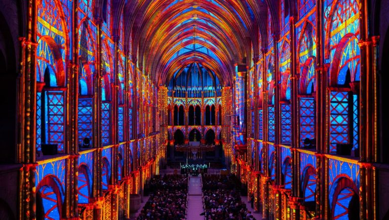 L&rsquo;Odyssée céleste : un spectacle de lumière ou une opacité institutionnelle ?